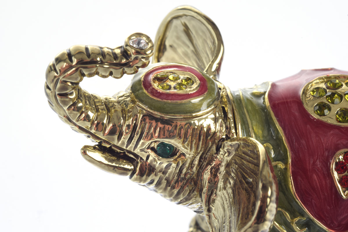 Eléphant doré décoré avec des papillons