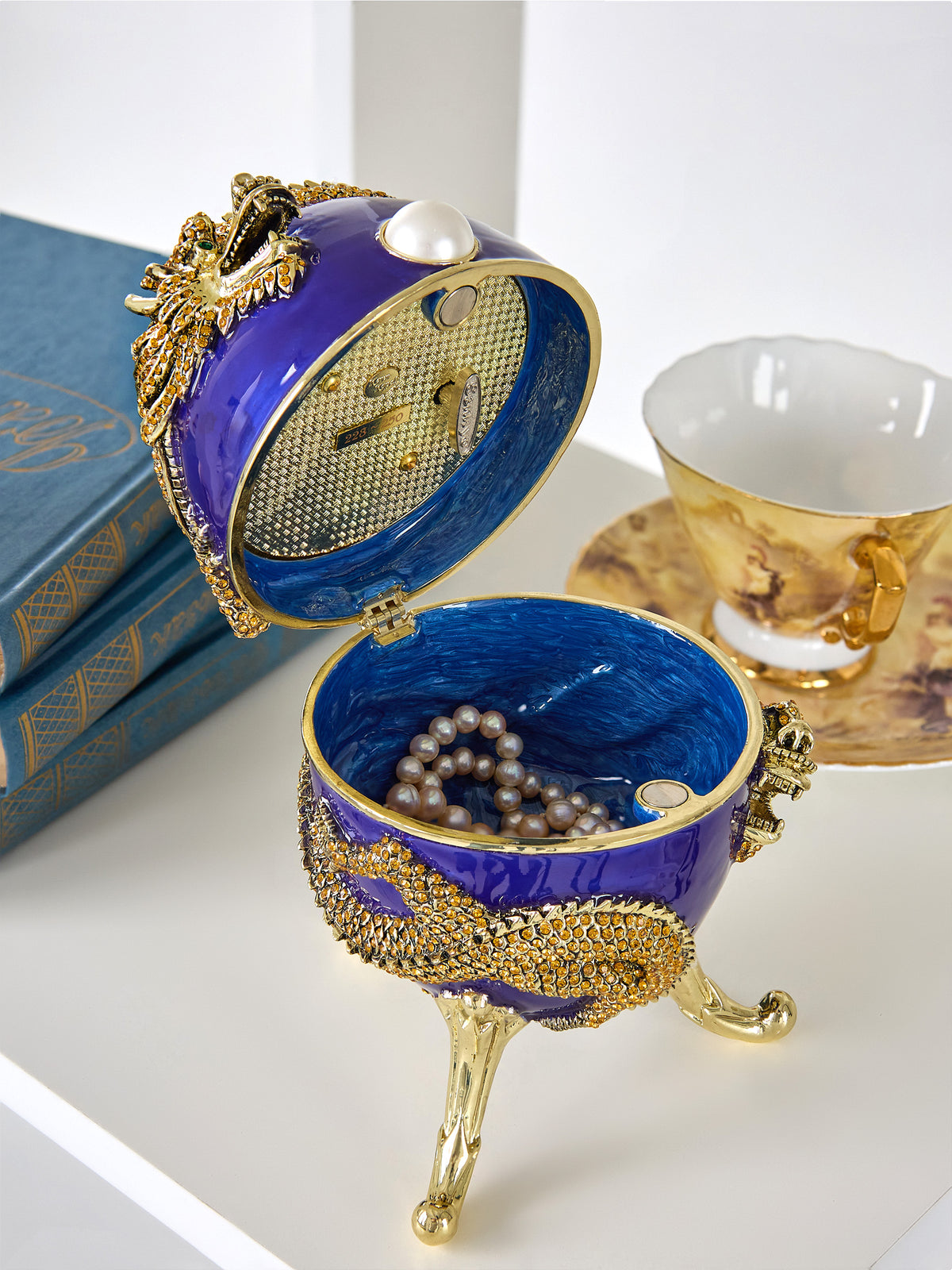 Œuf de Fabergé bleu avec dragon jouant de la musique