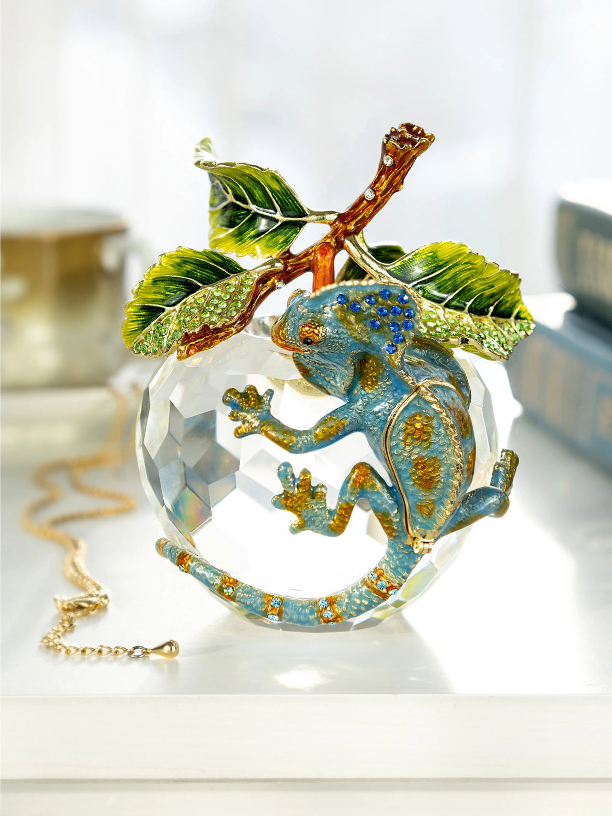 Pomme de cristal avec un caméléon