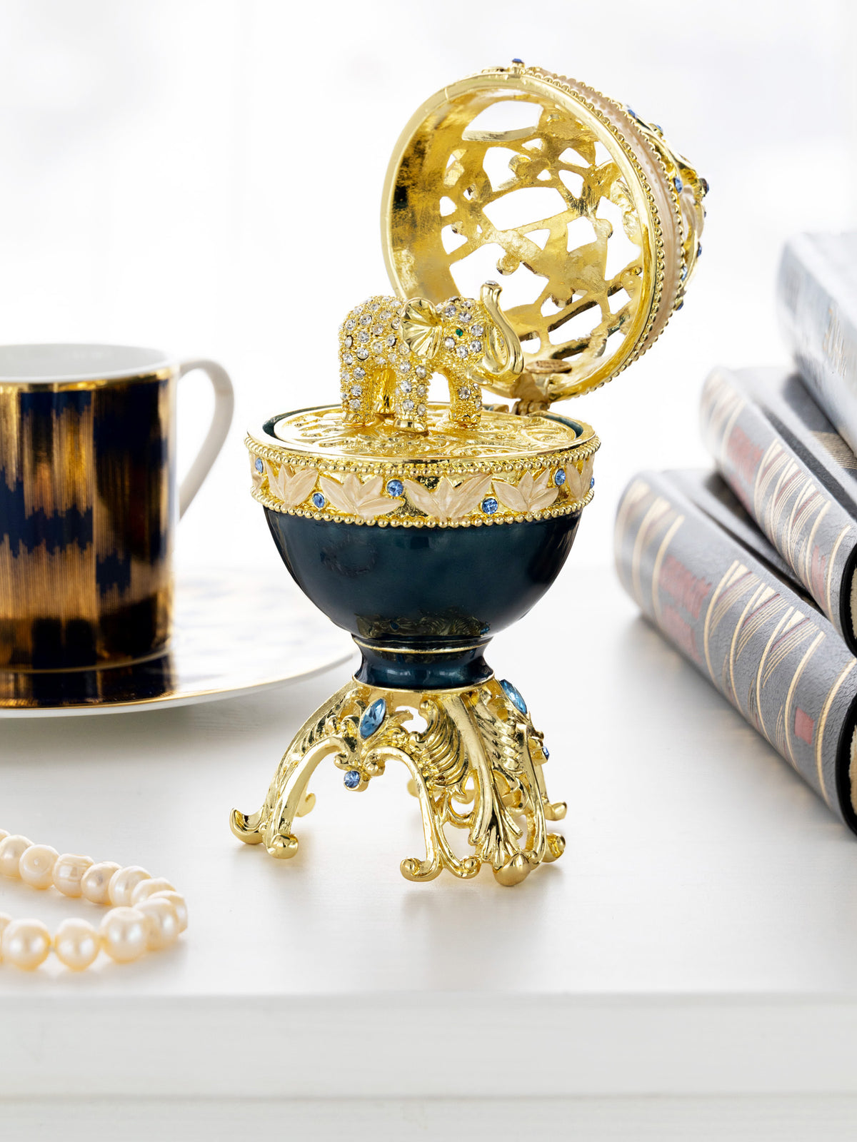 Œuf de Fabergé bleu doré avec un éléphant en or