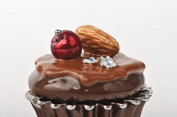 Keren Kopal Chocolate with Frosting Cupcake