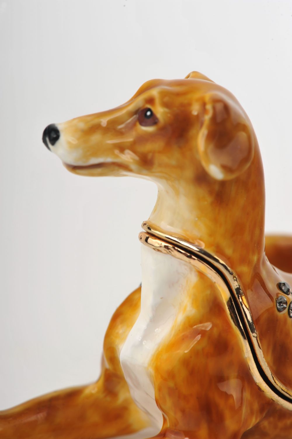 Keren Kopal Sitting Dog