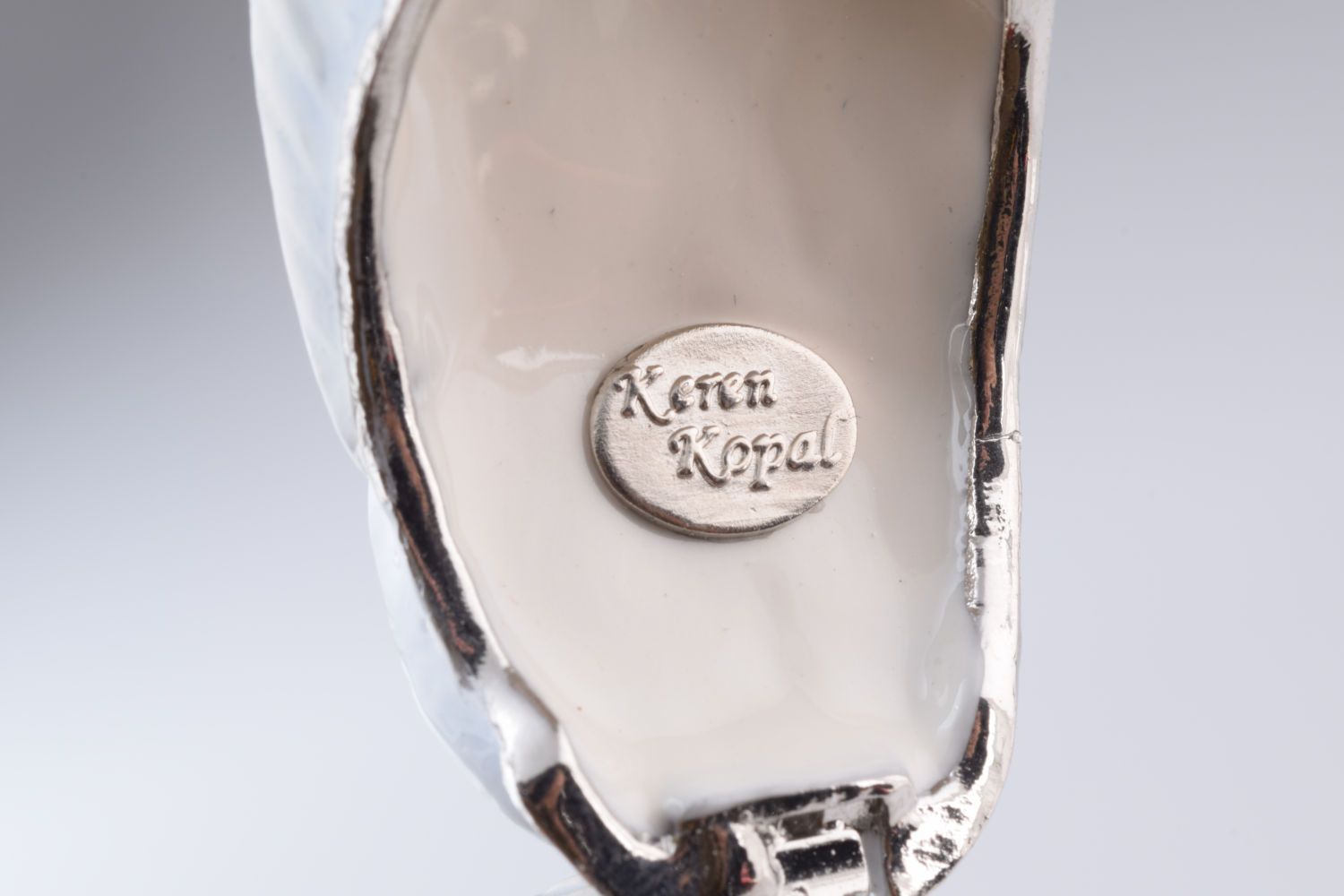 Keren Kopal White Swan