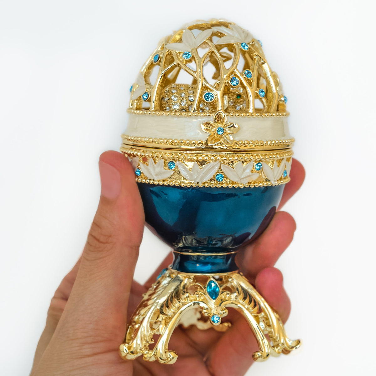 Œuf de Fabergé bleu doré avec un éléphant en or