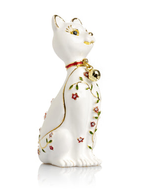 Chat blanc avec des fleurs