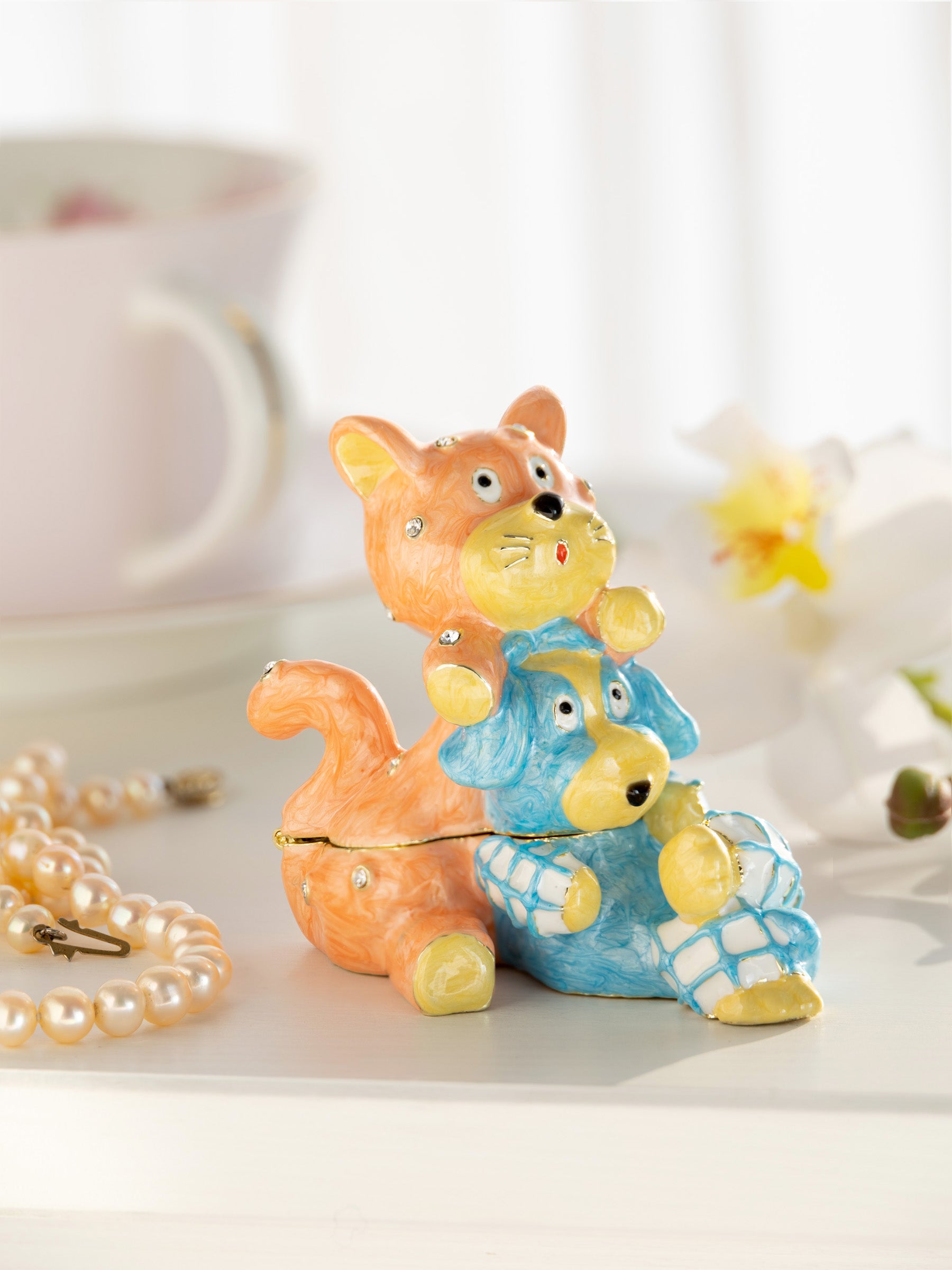 Keren Kopal Cat & Dog Friends sitting Together