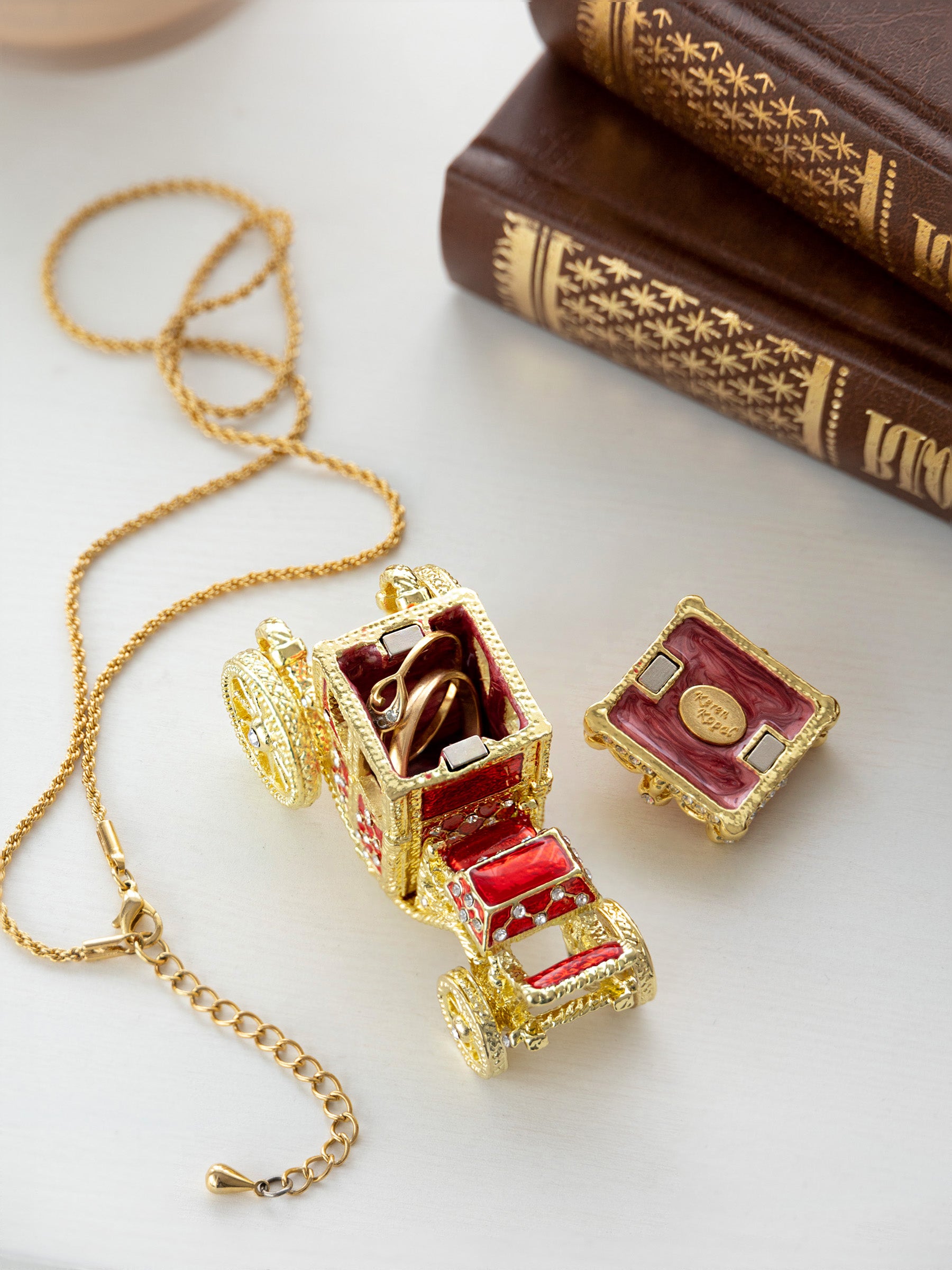 Keren Kopal Gold & Red Carriage