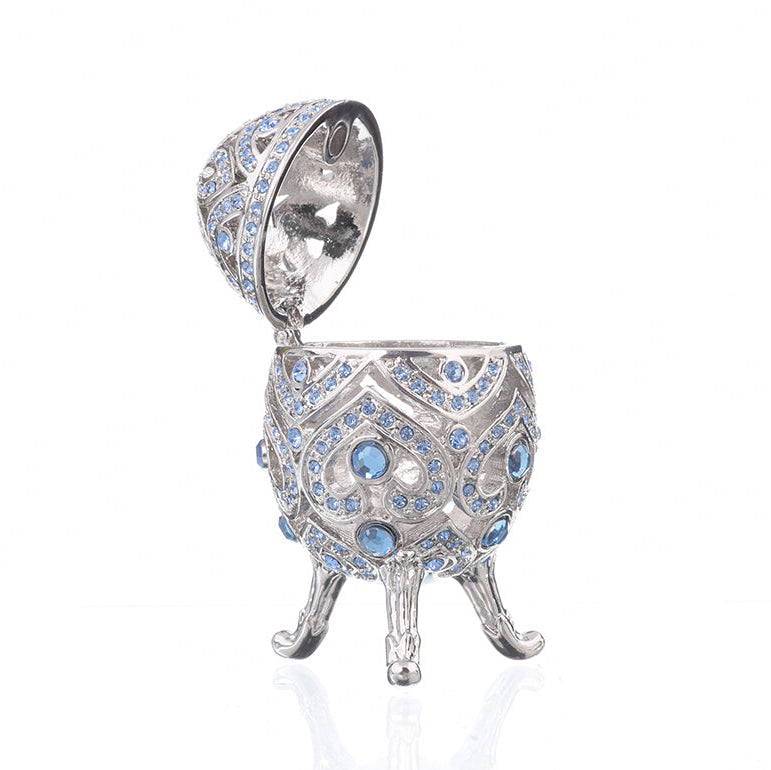 Oeuf de Fabergé en argent avec cristaux bleus