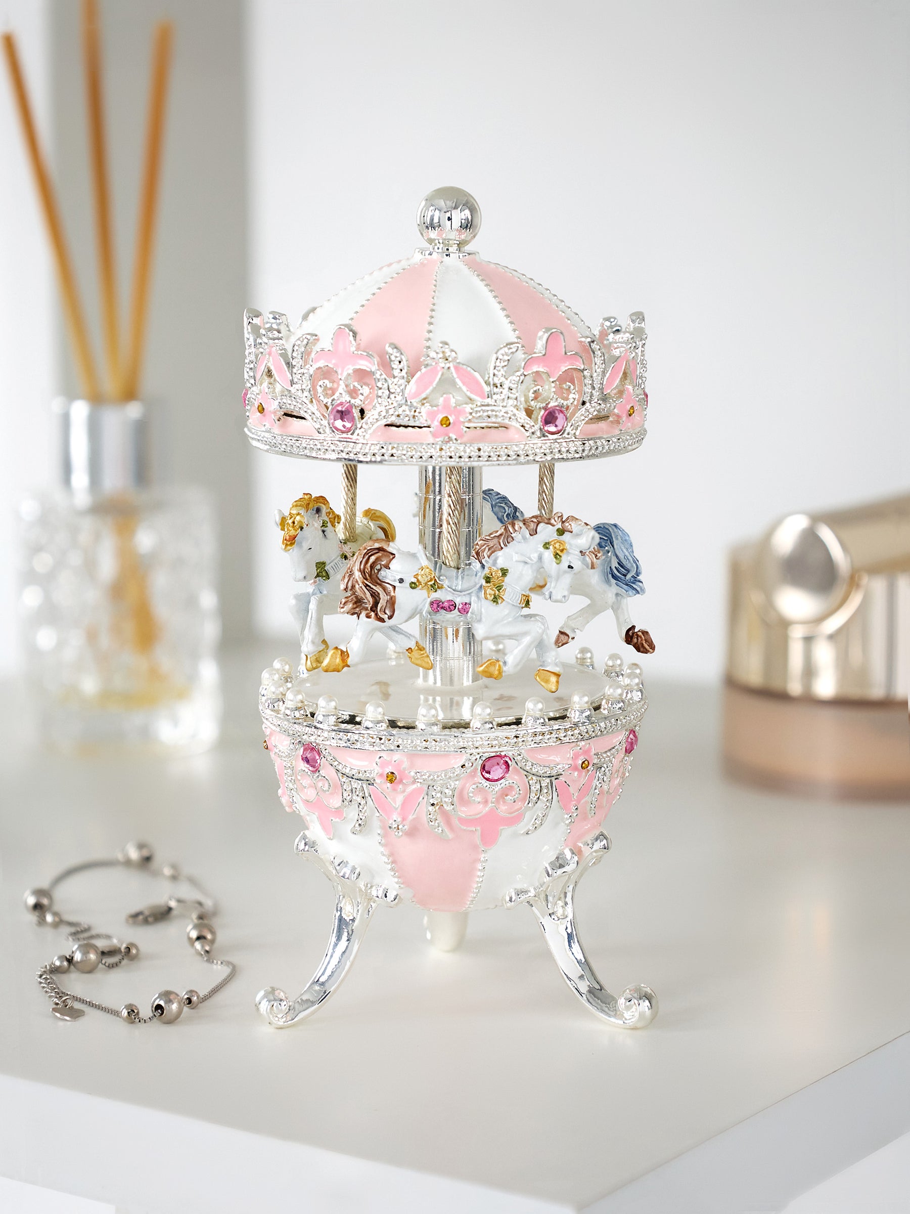 Oeuf Fabergé rose avec carrousel à chevaux à remonter