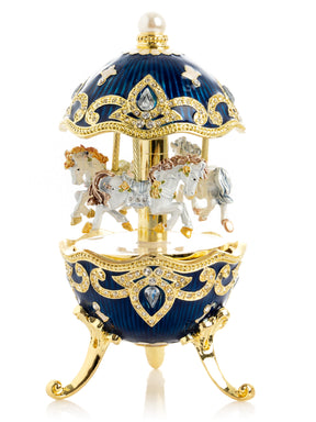 Blaues Faberge-Ei mit Pferdekarussell zum Aufziehen