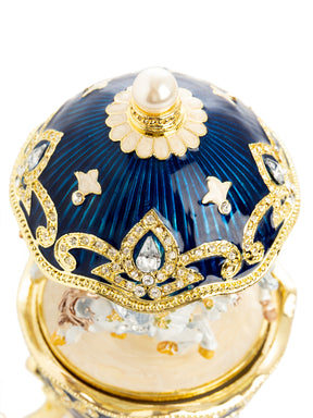 Blaues Faberge-Ei mit Pferdekarussell zum Aufziehen