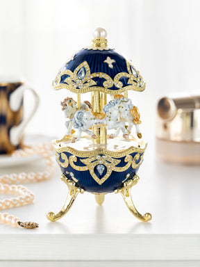 Blaues Faberge-Ei mit Pferdekarussell zum Aufziehen