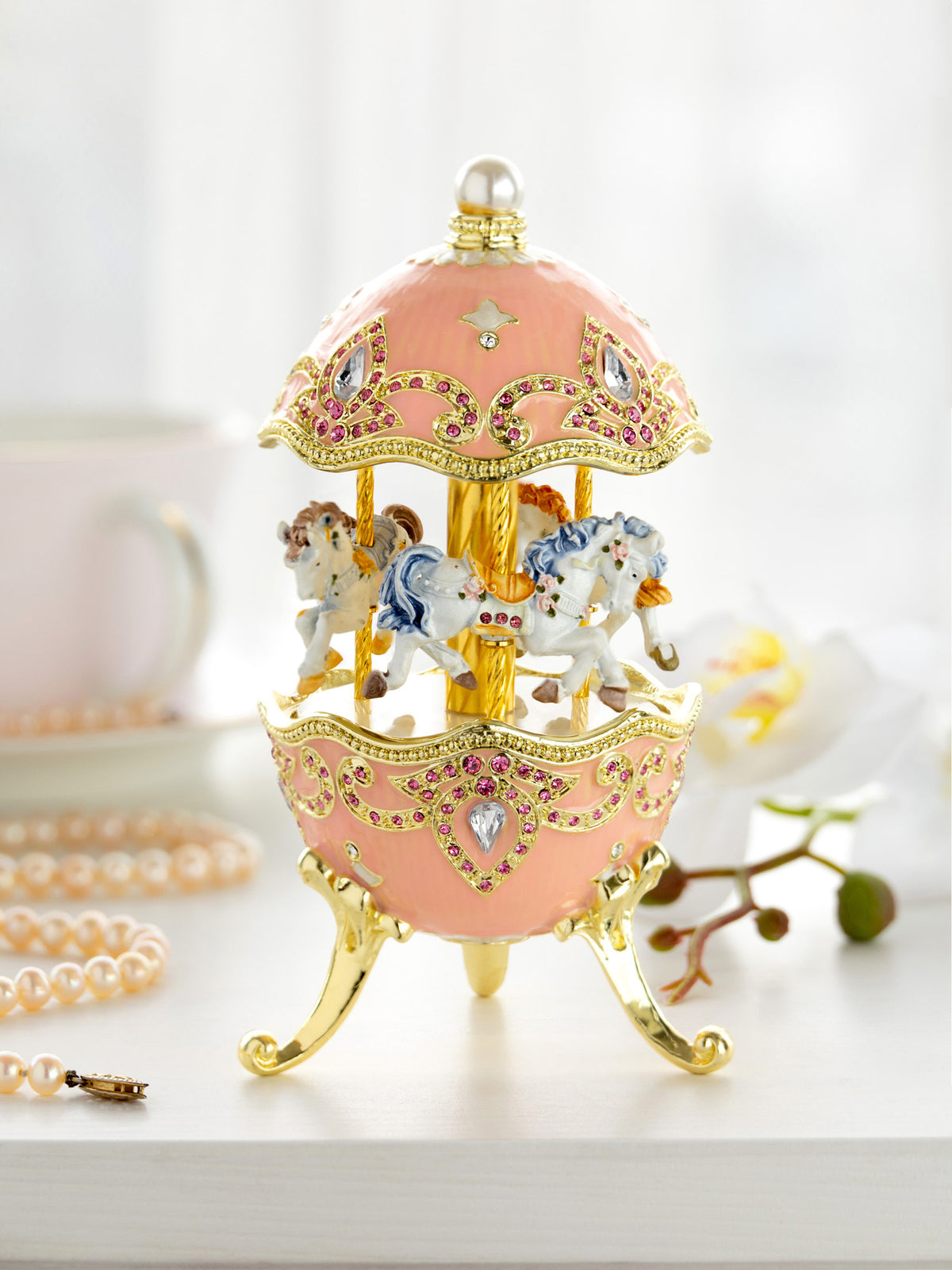 Oeuf de Fabergé rose avec carrousel à chevaux