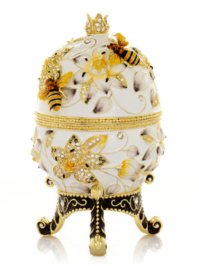 Weißes Fabergé-Ei mit Bienen und Blumen