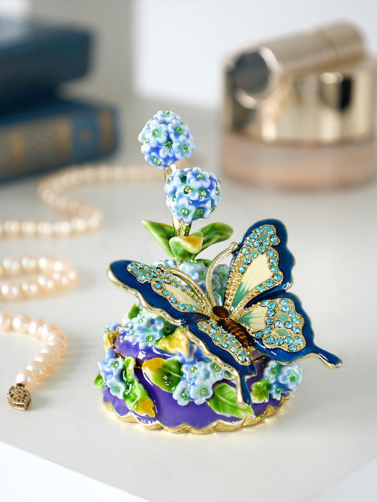 Blauer Schmetterling auf den Blumen