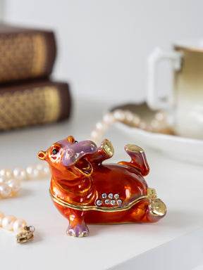 Hippo heureux posé sur le dos