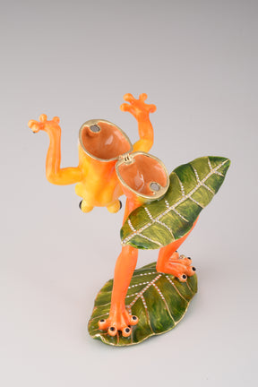 Keren Kopal Frog Playing on Keyboards