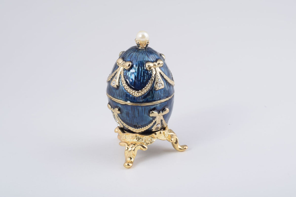 Blau-goldenes Fabergé-Ei mit einer Perle oben drauf