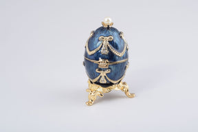 Blau-goldenes Fabergé-Ei mit einer Perle oben drauf