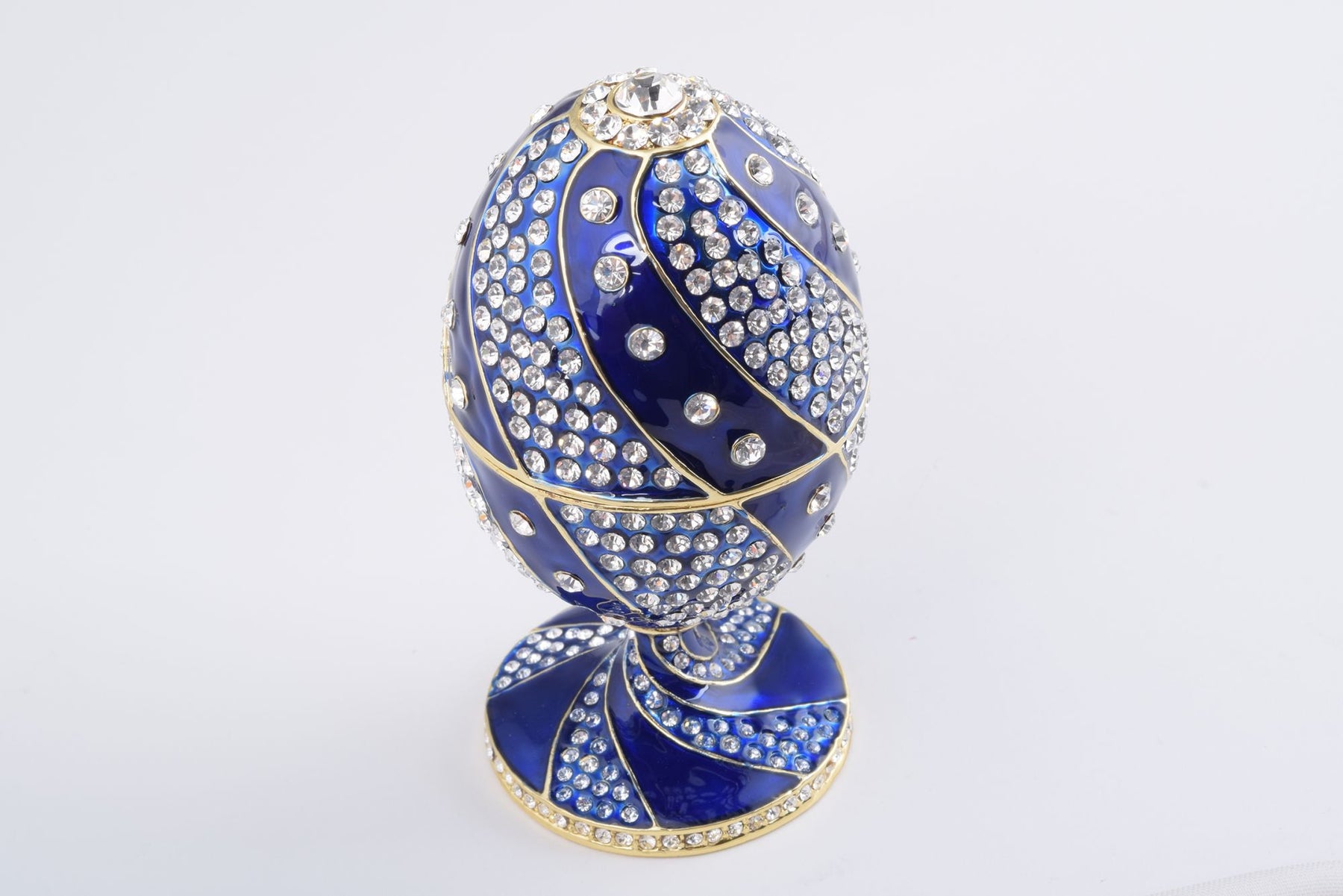 Blaues Fabergé-Ei mit Kristallen