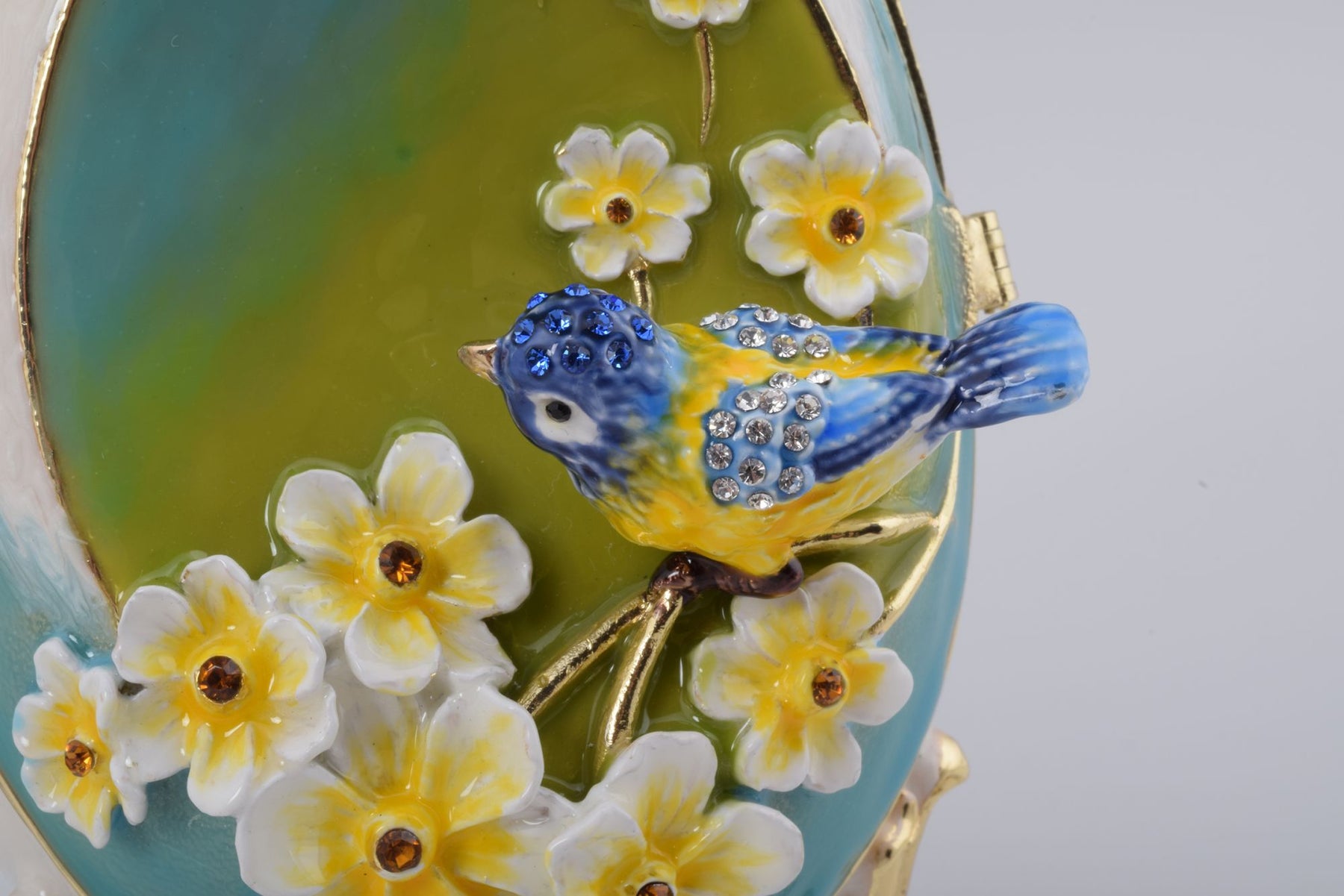 Vögel und Blumen Weißes Fabergé-Ei