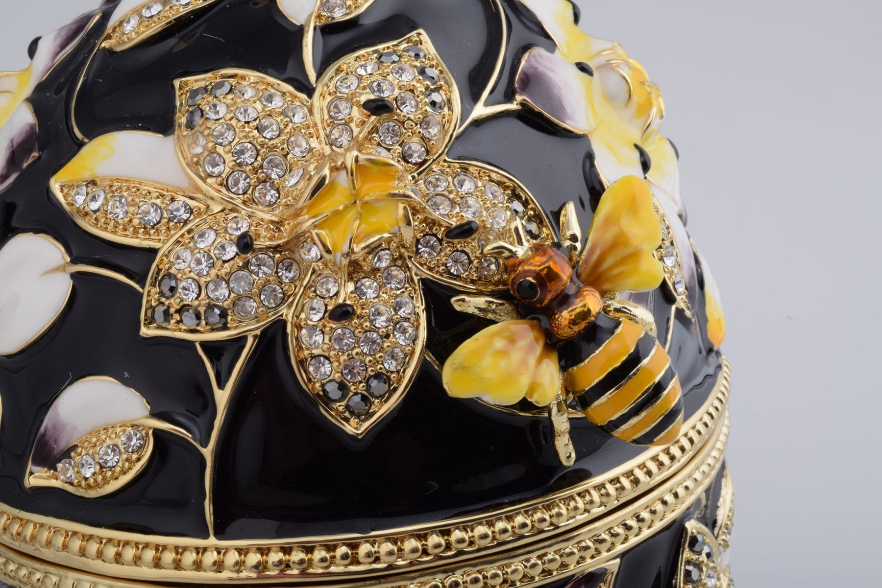 Oeuf de Fabergé noir décoré d'abeilles et de fleurs