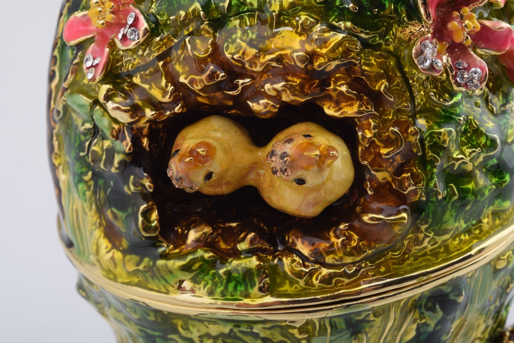 Oeuf de style Fabergé pour nid d'oiseau avec une perle sur le dessus