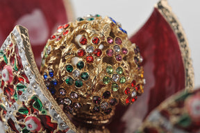 Œuf de Fabergé aux roses rouges avec une boule colorée surprise à l'intérieur