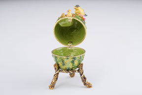 Oeuf de style Fabergé pour nid d'oiseau avec une perle sur le dessus
