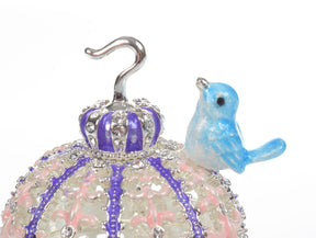 Hellblauer Vogel auf einer lilafarbenen Vogelkäfig-Schmuckschachtel im Fabergé-Stil