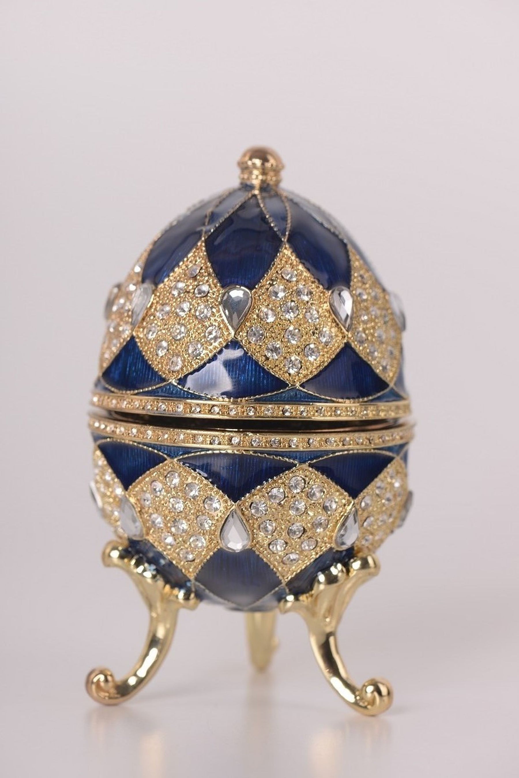 Blaues Fabergé-Ei mit Ei-Anhänger im Inneren