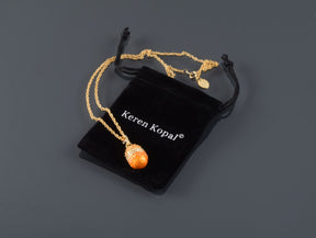 Halskette mit orangefarbenem Ei-Anhänger