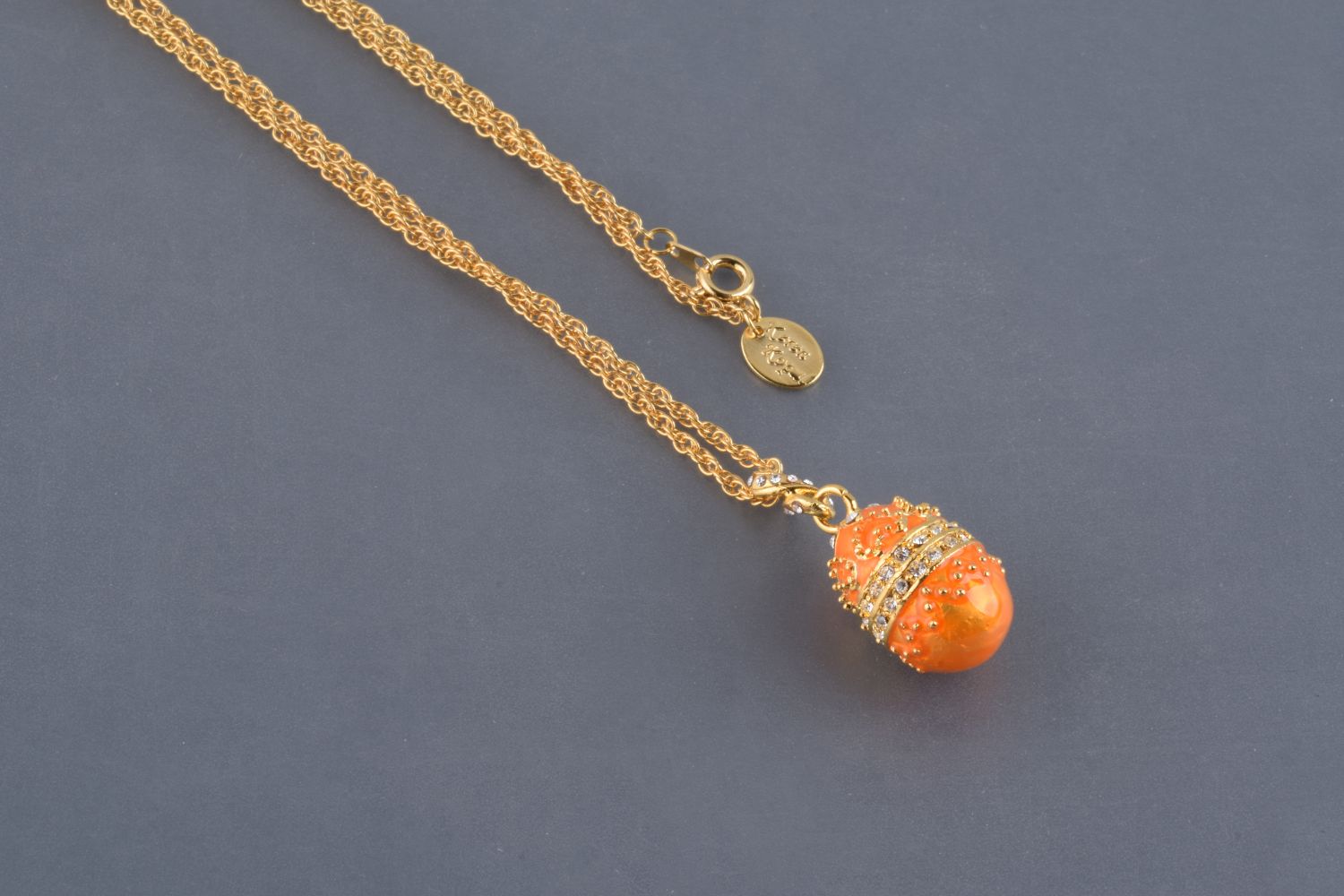 Halskette mit orangefarbenem Ei-Anhänger