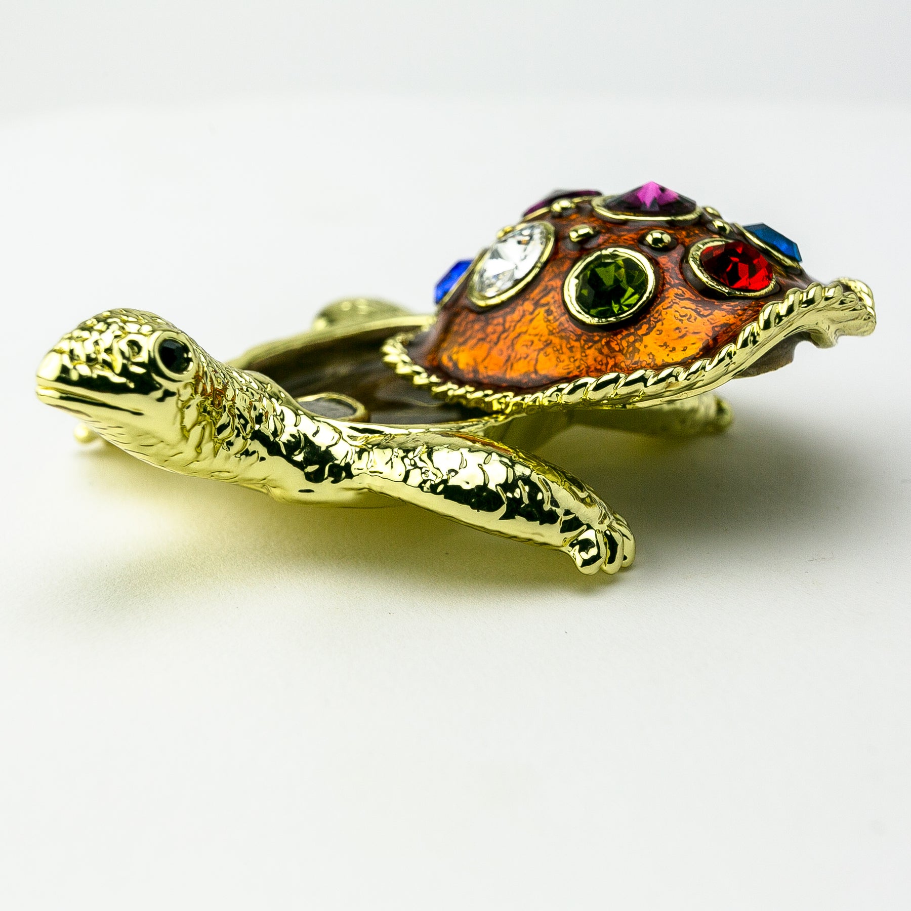 Goldene Schildkröte mit bunten Kristallen verziert