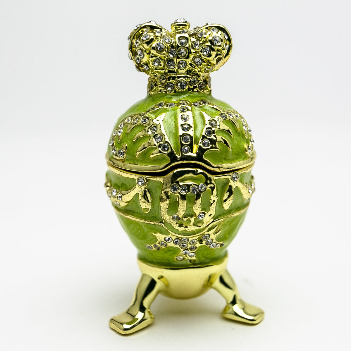 Œuf de Fabergé vert avec un cœur sur le dessus
