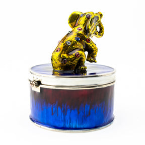 Goldener Elefant auf blauem Schmuckkästchen