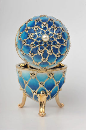 Oeuf de Fabergé bleu avec horloge dorée