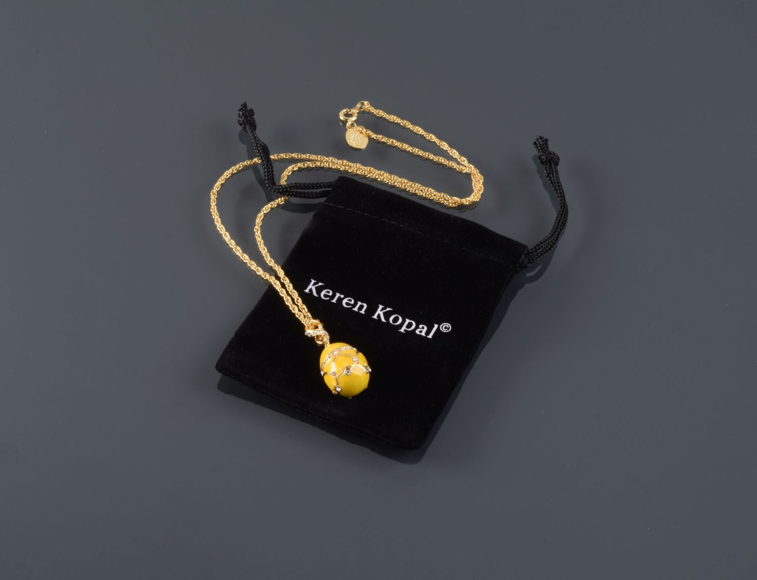 Halskette mit gelbem Ei-Anhänger