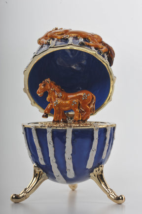 Blaue Fabergé-Ei-Schmuckschachtel mit braunen Pferden