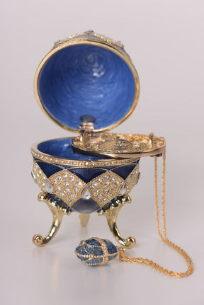 Blaues Fabergé-Ei mit Ei-Anhänger im Inneren