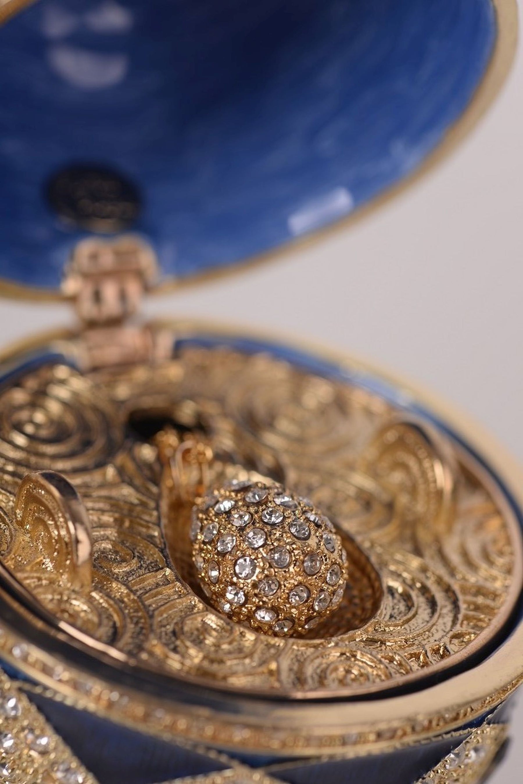 Oeuf Fabergé bleu avec pendentif œuf à l'intérieur