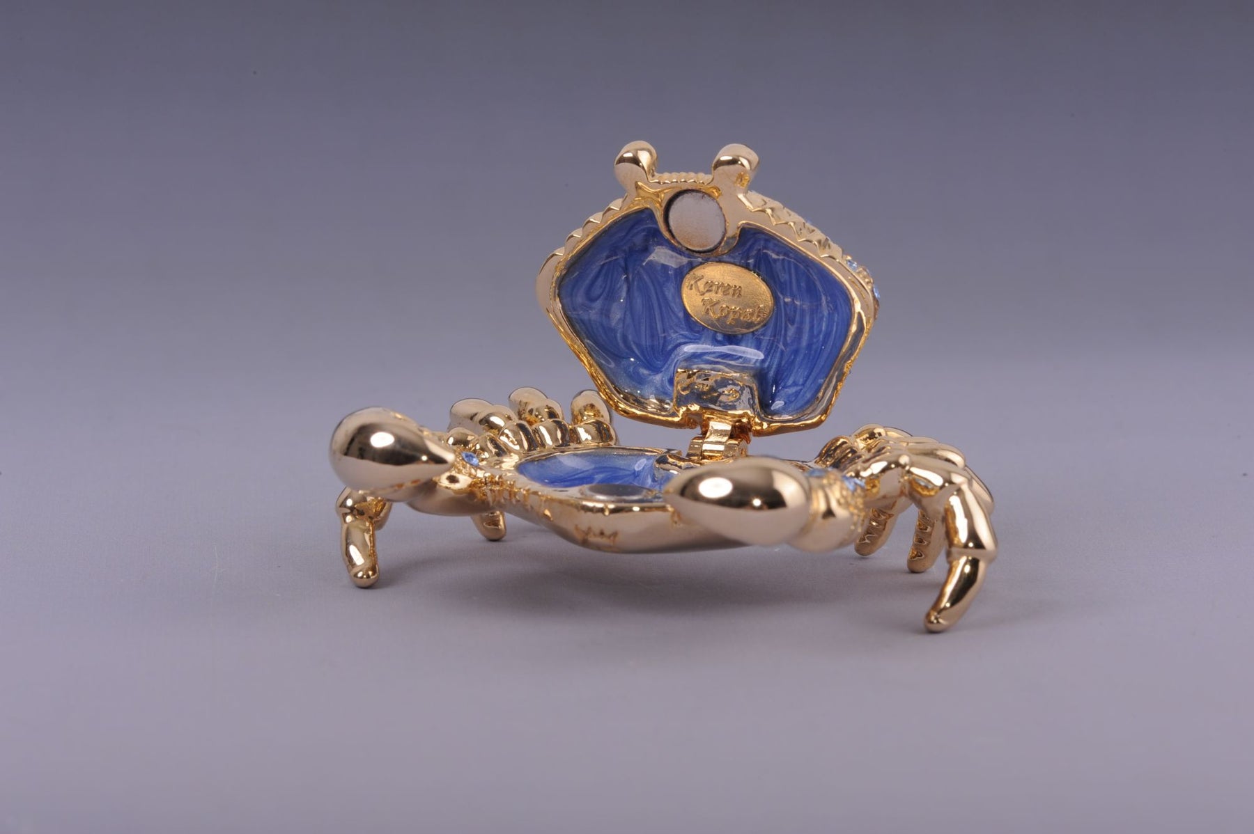 Crabe doré avec pierres bleues