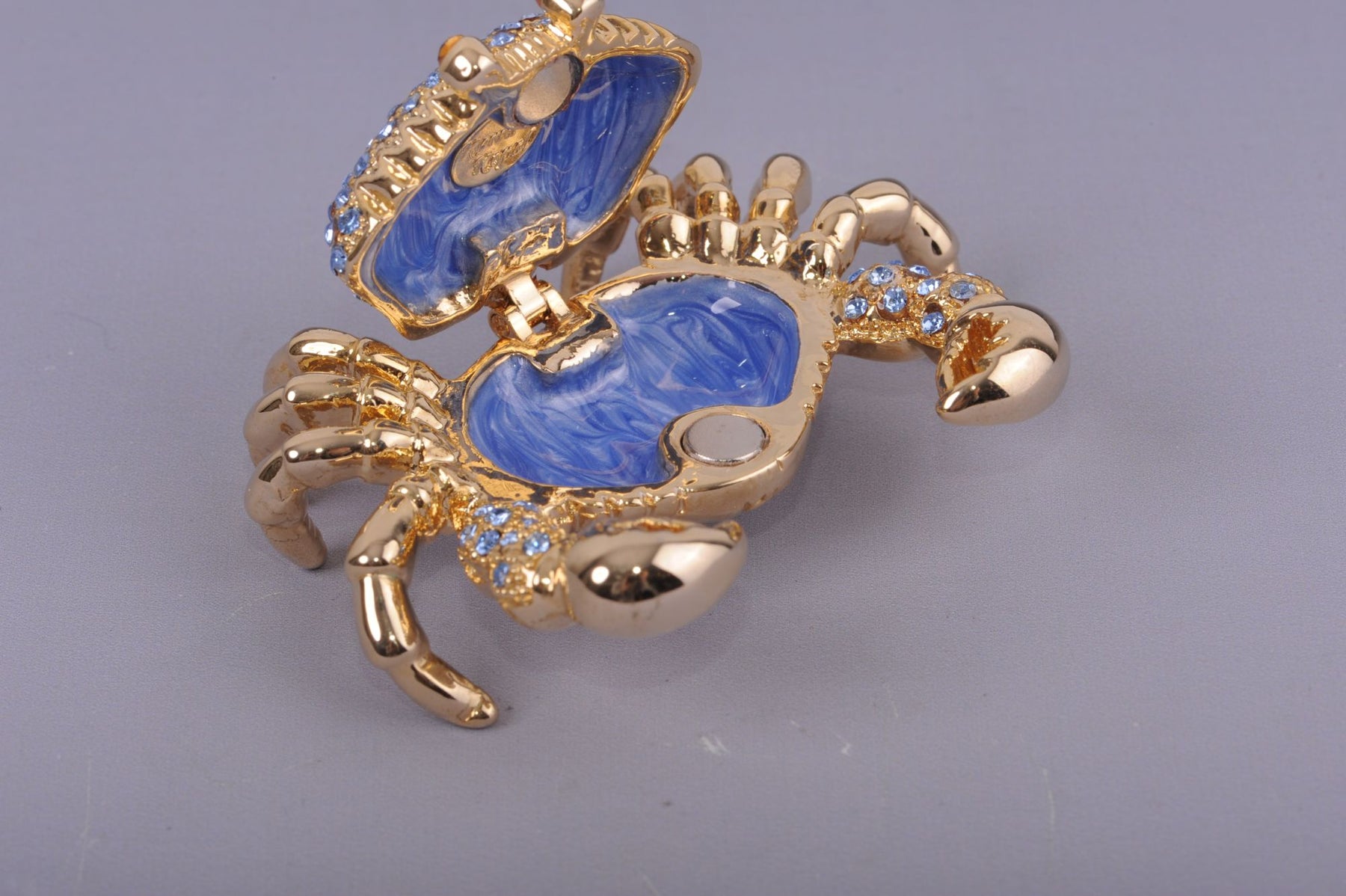 Crabe doré avec pierres bleues