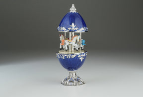 Carrousel à œufs Fabergé bleu avec chevaux royaux blancs