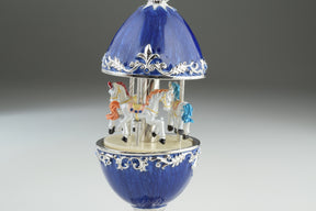 Carrousel à œufs Fabergé bleu avec chevaux royaux blancs