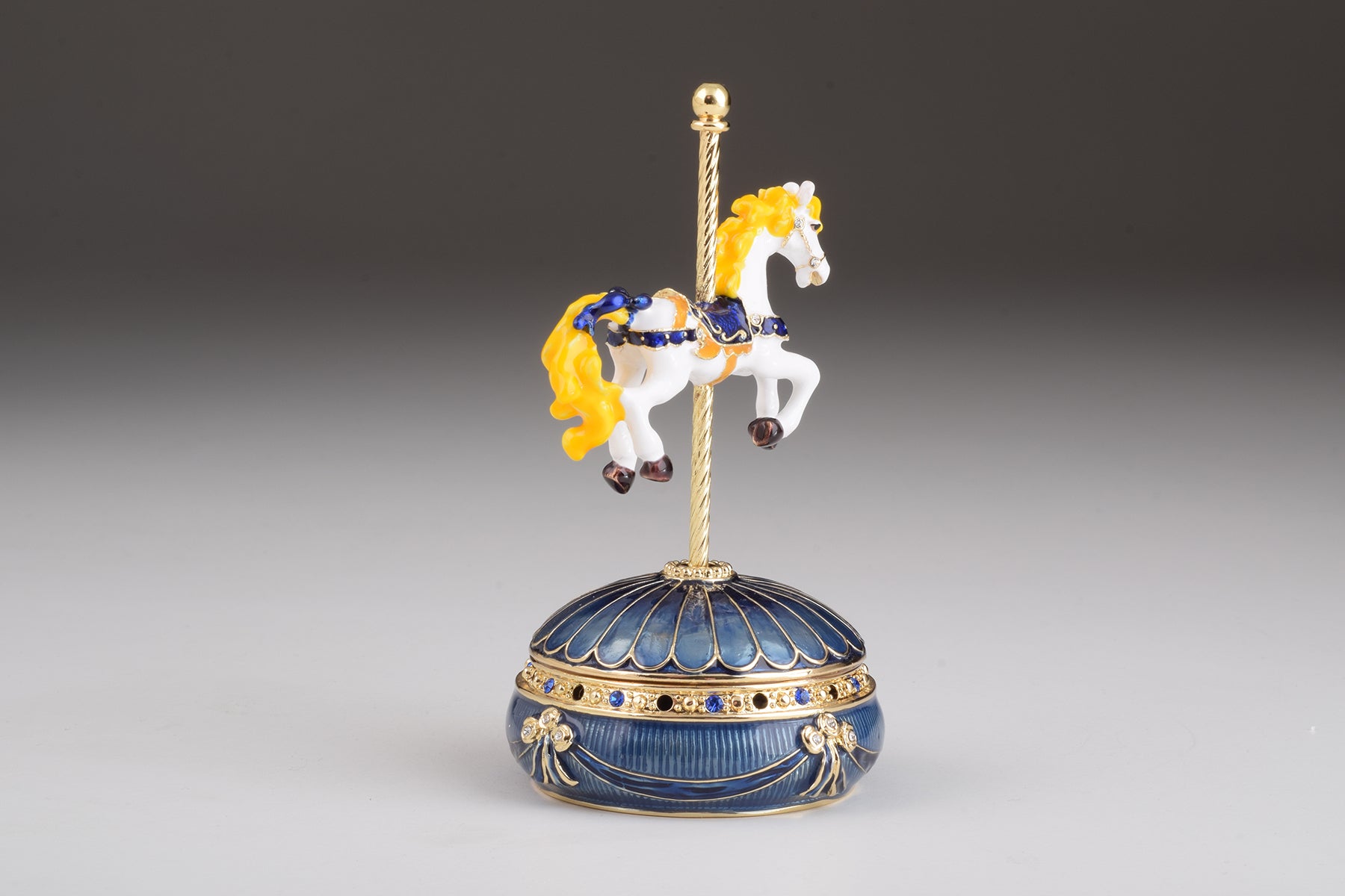 Manège bleu à vent avec cheval blanc royal