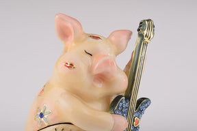 Schwein spielt Gitarre