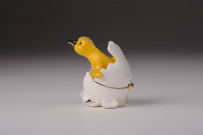 Le canard qui sort de sa coquille d'œuf