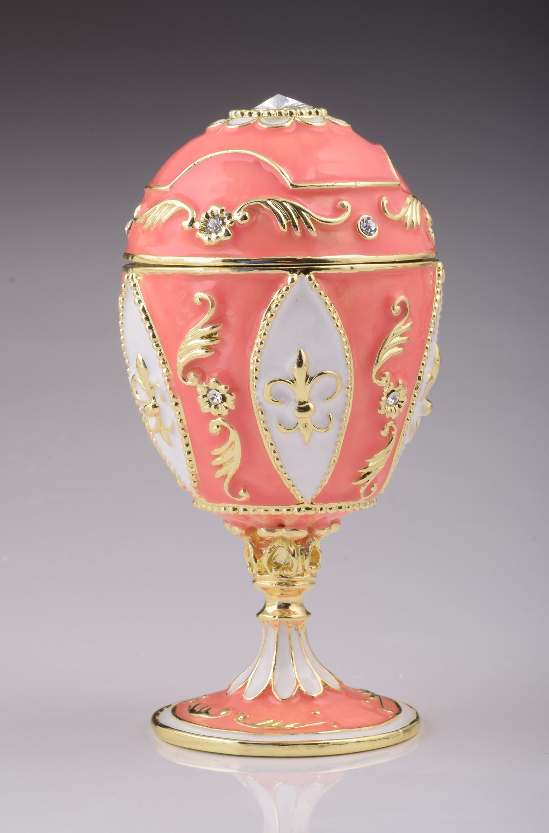 Oeuf de Fabergé rose avec éléphant à l'intérieur