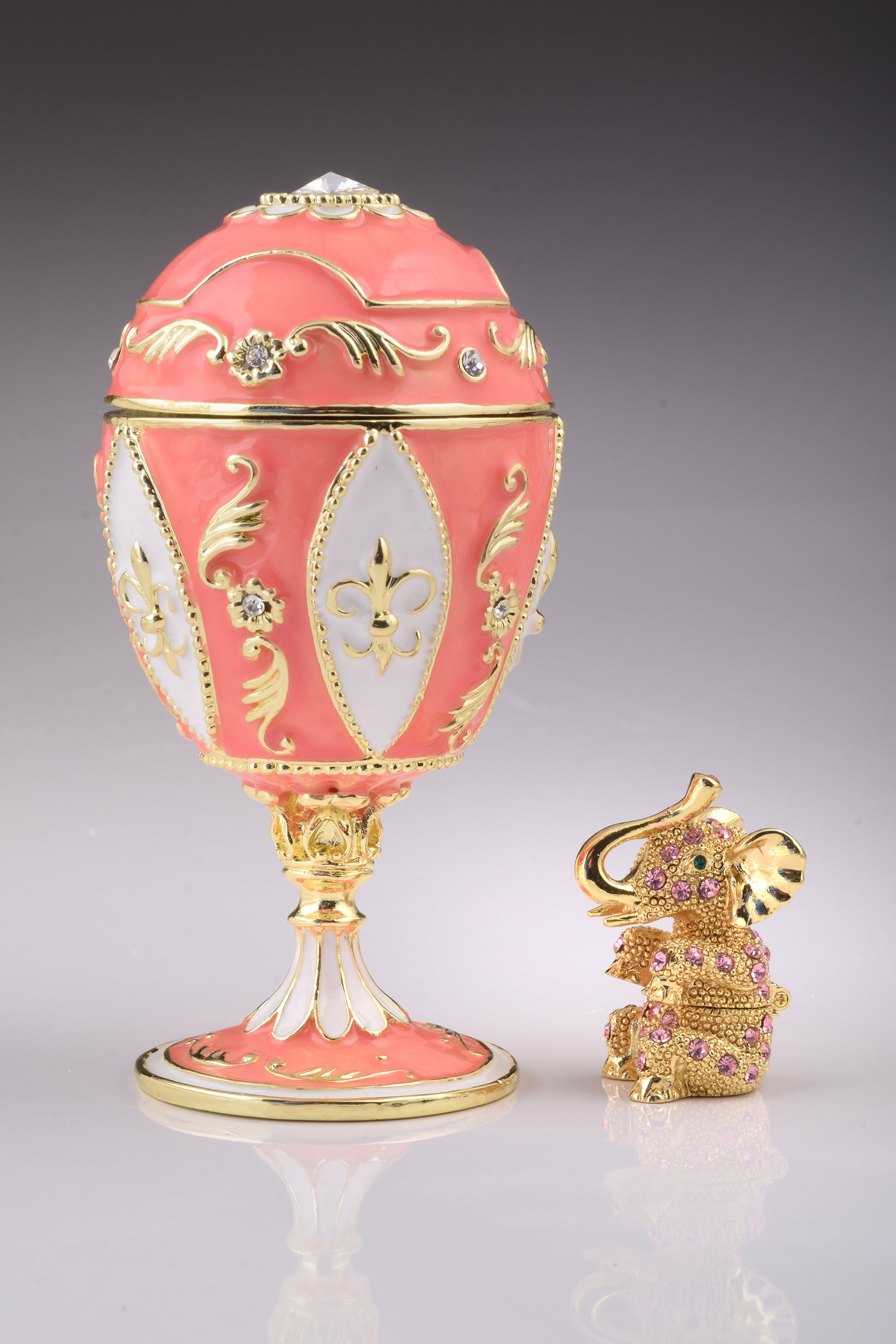 Oeuf de Fabergé rose avec éléphant à l'intérieur
